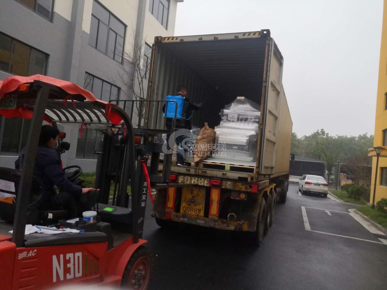 龍闖電梯訂單實現大爆發 員工忙碌與收獲并存333.jpg